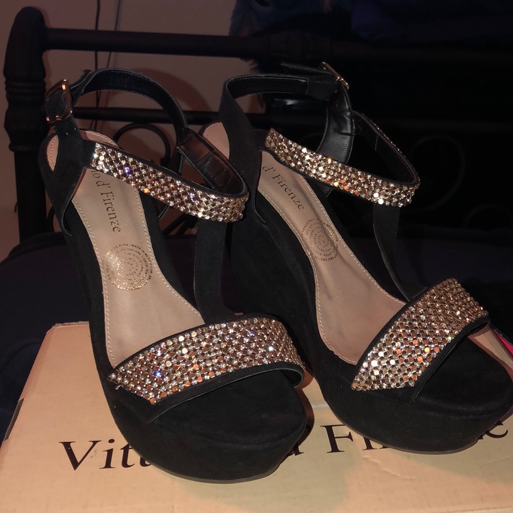 Black wedges